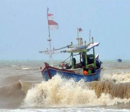 Ilustrasi nelayan di pesisir selatan Sumbar dihantam ombak (foto/int)